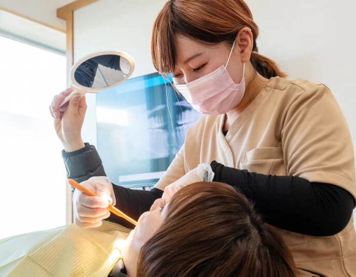 汚れを患者様と確認